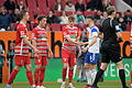 Fussball 1.Bundesliga, FC Augsburg - FC Schalke 04       -  Arne Engels  (Mitte) verabschiedet sich von Tom Krauß unter den Augen von Robert Gumny und Julian Baumgartlinger (v.l.).