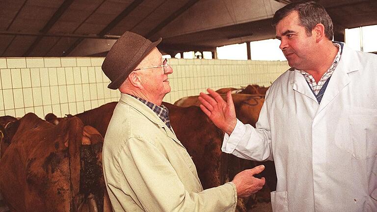 'Gekauft! Unterfranken handelt', heißt die Sonderausstellung auf Schloss Aschach, die bald eröffnet wird. Unser Bild zeigt den früheren Viehhändler Hubert Geis (links, Wollbach) 2006 beim Handschlag auf dem Bamberger Viehmarkt. 'Gekauft! Unterfranken handelt', heißt die Sonderausstellung auf Schloss Aschach, die bald eröffnet wird. Unser Bild zeigt den früheren Viehhändler Hubert Geis (links, Wollbach) 2006 beim Handschlag auf dem Bamberger Viehmarkt.