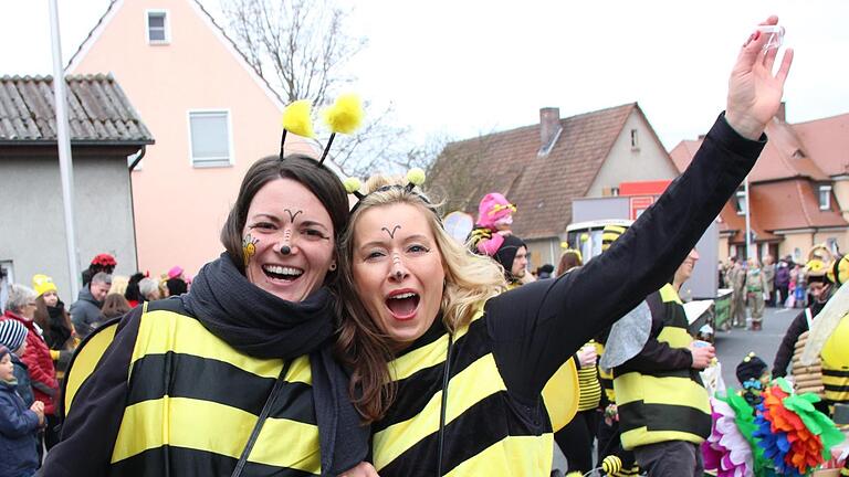 Nicht vom Artensterben bedroht: Bienen mit Honiglikör und guter Laune. Foto: Benedikt Borst - Nicht vom Artensterben bedroht: Bienen mit Honiglikör und guter Laune. Foto: Benedikt Borst Nicht vom Artensterben bedroht: Bienen mit Honiglikör und guter Laune. Foto: Benedikt Borst - Nicht vom Artensterben bedroht: Bienen mit Honiglikör und guter Laune. Foto: Benedikt Borst