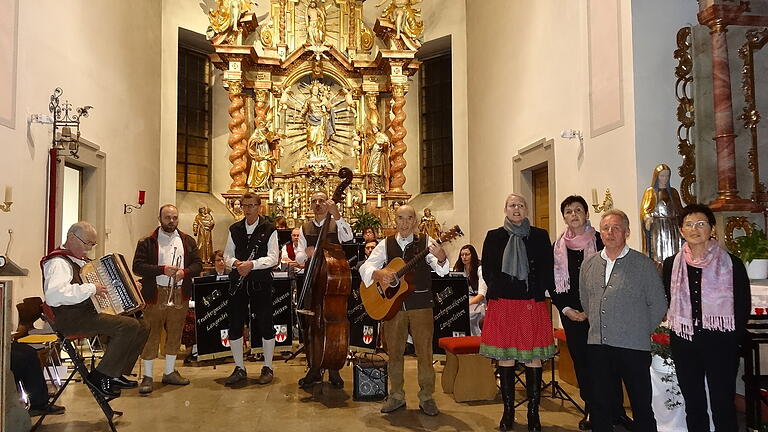 'Sterne der Heiligen Nacht', ein Klassiker des Feuerbergquintetts, durfte beim Langenleitner Weihnachtskonzert nicht fehlen. 'Sterne der Heiligen Nacht', ein Klassiker des Feuerbergquintetts, durfte beim Langenleitner Weihnachtskonzert nicht fehlen.