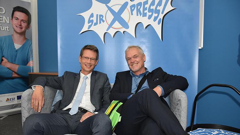 Da saßen sie noch gemeinsam auf dem sjrXpress-Sofa, jetzt arbeiten sie im Stadtrat zusammen. Oberbürgermeister Sebastian Remelé (links) und sein einstiger Gegenkandidat bei der OB-Wahl Holger Laschka. Jetzt mahnt der Stadtjugendring an, dass die Jugend und das Projekt sjrXpress nicht vergessen werden. Da saßen sie noch gemeinsam auf dem sjrXpress-Sofa, jetzt arbeiten sie im Stadtrat zusammen. Oberbürgermeister Sebastian Remelé (links) und sein einstiger Gegenkandidat bei der OB-Wahl Holger Laschka. Jetzt mahnt der Stadtjugendring an, dass die Jugend und das Projekt sjrXpress nicht vergessen werden. 