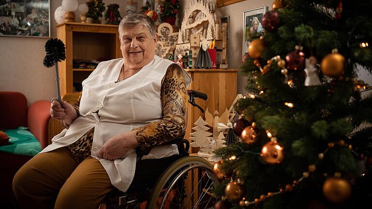 Toilettenfrau Hildegard Münch mit ihrem wichtigsten Arbeitsutensil, der Klobürste, im weihnachtlich geschmückten Wohnzimmer ihrer Ochsenfurter Wohnung.&nbsp; An Heiligabend feiert sie ihren 80. Geburtstag.