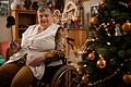 Toilettenfrau Hildegard Münch mit ihrem wichtigsten Arbeitsutensil, der Klobürste, im weihnachtlich geschmückten Wohnzimmer ihrer Ochsenfurter Wohnung.&nbsp; An Heiligabend feiert sie ihren 80. Geburtstag.