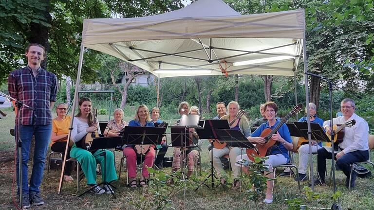 Schweinfurter Mandolinen- und Gitarrenorchester mit Dirigent David Stange.