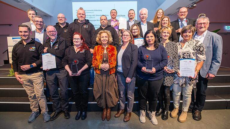 Die Gewinnerinnen und Gewinner der Aktion 'Zeichen setzen' feierten mit den Initiatoren der Mediengruppe Main-Post, des Lernwerks Volkersberg und der Schauspielerin Michaela May (1. Reihe, 4. v. li.) im Vogel Convention Center in Würzburg das Ehrenamt.