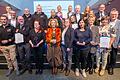 Die Gewinnerinnen und Gewinner der Aktion 'Zeichen setzen' feierten mit den Initiatoren der Mediengruppe Main-Post, des Lernwerks Volkersberg und der Schauspielerin Michaela May (1. Reihe, 4. v. li.) im Vogel Convention Center in Würzburg das Ehrenamt.