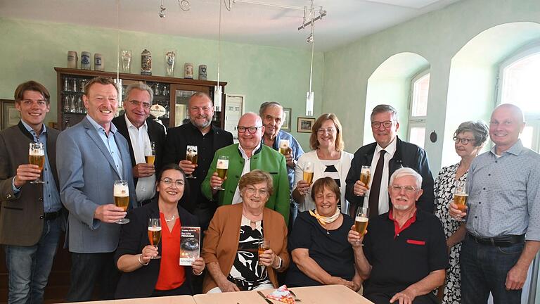 Gemeinsam mit Bürgermeister Peter Juks, Landrat Thomas Eberth und Sponsor Dietrich Oechsner stößt das Team des Spital-Fördervereins auf die 14. Auflage der Herbstimpressionen an.