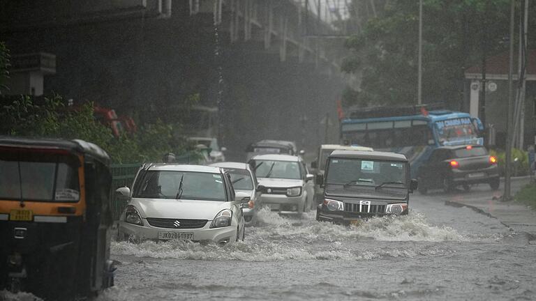 Monsun in Indien       -  Monsunregen überschwemmt Straßen in Indien.