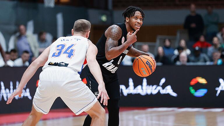 Mit einem Finger ans Kinn tippen, wie hier Mike Lewis II von den Würzburg Baskets beim Spiel gegen KK Igokea in der Basketball Champions League: Tatsächlich hat diese Geste eine Bedeutung, die all seine Mitspieler verstehen.