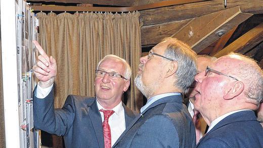 Informationen über das Ortsgeschehen aus erster Hand: (von links) Bürgermeister Peter Stichler, Staatssekretär a.D. Walter Kolbow und Altbürgermeister Werner Hillecke.