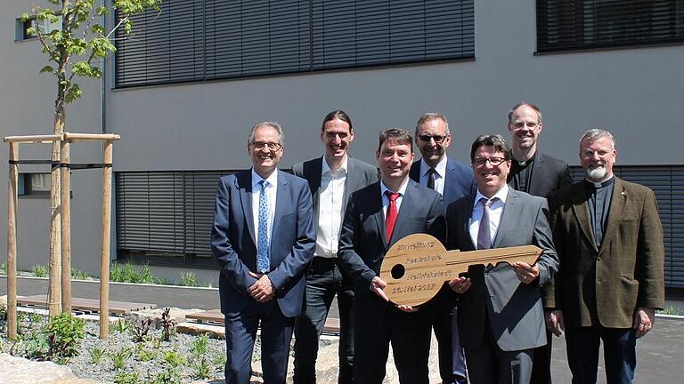 Topmodern präsentiert sich der Anbau an die Ignaz-Reder-Realschule, der am Dienstag feierlich übergeben wurde. Darüber freuten sich (von links) Bürgermeister Eberhard Streit, Architekt Dominik Wukowojac, der stellvertretende Schulleiter Stefan Lochner, der Ministerialbeauftragte Karlheinz Lamprecht, Schulchef Ulrich Kluge, Pfarrer Thomas Menzel und Kirchenrat Andreas Werner.