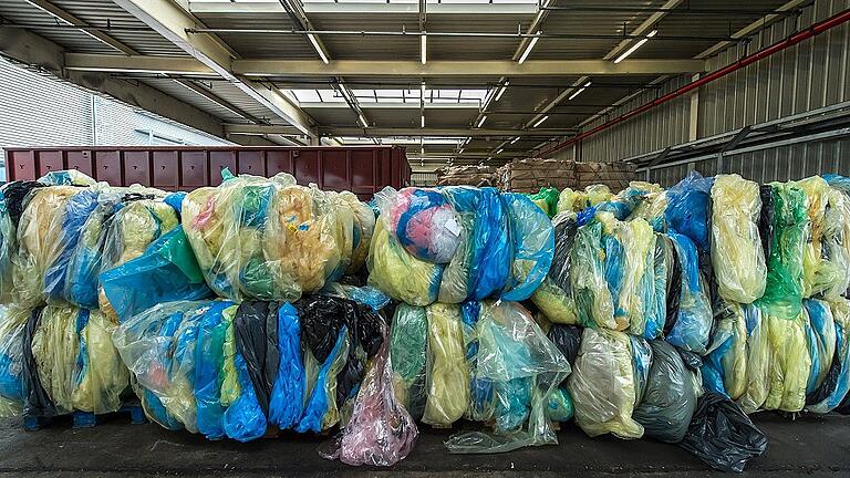 Das nennt man Upcycling: Verpackungsfolien werden bei ZF in Schweinfurt farblich sortiert zu Ballen gepresst und als Rohstoff für Kunststoffgranulat gewinnbringend an Warenbörsen gehandelt.