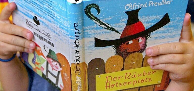Schwarzer Hut mit Feder, große Nase und Vollbart – so kennt man den beliebten Kinderbuch-Schurken.