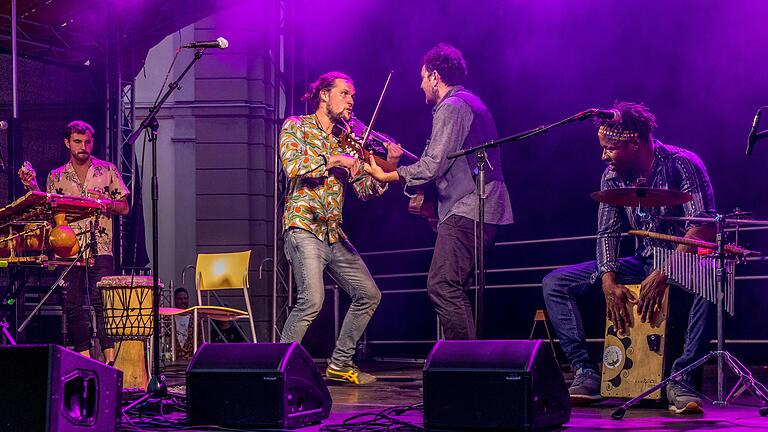 Das Trio Tribubu bei seinem Auftritt beim Stramu 'Pflastertöne' 2019 im Würzburger Ehrenhof.