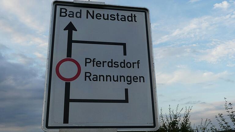 Finde den Fehler: Auf der Bürgerversammlung machten Pfersdorfer darauf aufmerksam, dass die Verkehrstafel 'Umleitung' nicht korrekt beschriftet ist. Das 'd' ist zu viel.