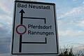 Finde den Fehler: Auf der Bürgerversammlung machten Pfersdorfer darauf aufmerksam, dass die Verkehrstafel 'Umleitung' nicht korrekt beschriftet ist. Das 'd' ist zu viel.