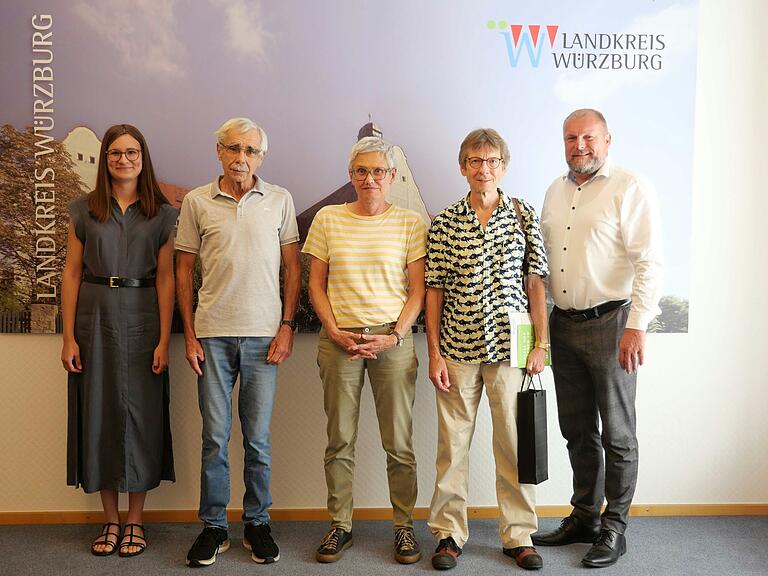 Landrat Thomas Eberth (rechts) und die Leiterin des Umweltamts Edith Schulz (links) bedankten sich bei den ausgeschiedenen langjährigen Mitgliedern des Naturschutzbeirats Prof. Dr. Gerd Geyer, Irmgard Geyer und Dr. Dieter Mahsberg (von links). In Abwesenheit geehrt und verabschiedet wurden Hans-Jürgen Beck und Klaus Bernhard.