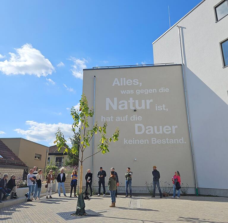 In einigen Jahren wird dieses Zitat am Anbau der Ernst-Keil-Grundschule sehr wahrscheinlich von Fassadengrün überwachsen und nicht mehr zu lesen sein.