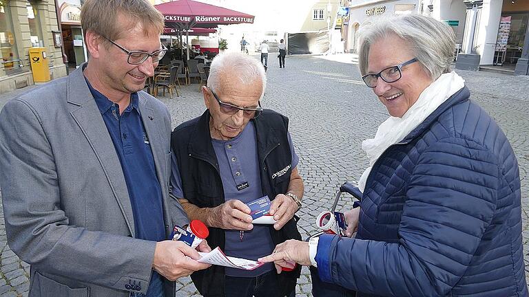 Der gebürtige Kitzinger Egon Kahl liess sich die Notfalldose von Gerald Möhrlein und Astrid Glos genau erklären.