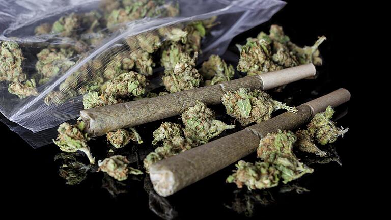 Cannabis erhält deutlich mehr THC (Tetrahydrocannabinol) als früher; Züchter bauen nämlich vermehrt THC-starke Sorten an. Die psychoaktive Substanz THC ist gefährlich und kann Psychosen auslösen. Cannabis erhält deutlich mehr THC (Tetrahydrocannabinol) als früher; Züchter bauen nämlich vermehrt THC-starke Sorten an. Die psychoaktive Substanz THC ist gefährlich und kann Psychosen auslösen. 
