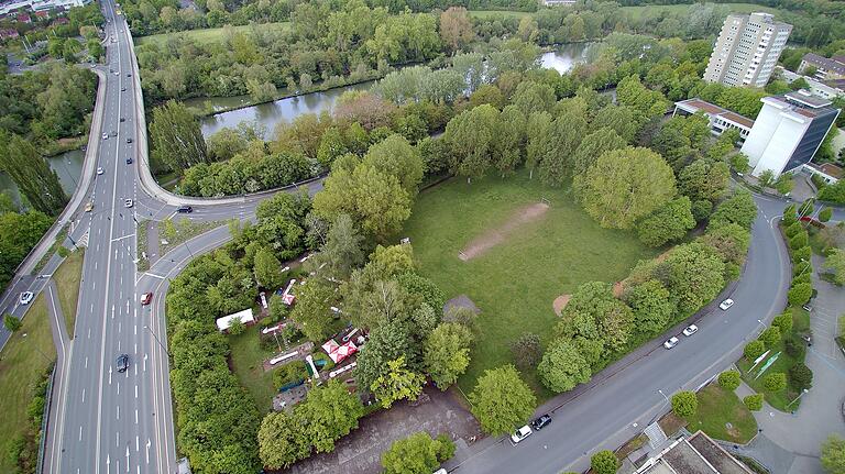 2019 hatte der Stadtrat entschieden, dass auf einem Teil der Grünfläche (Minigolfplatz) ein Parkhaus&nbsp; gebaut werden soll.