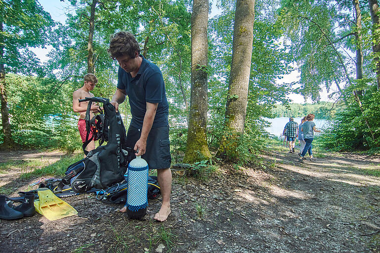 Vorbereitung auf den Tauchgang: Benedikt Kozlowski am Ellertshäuser See.