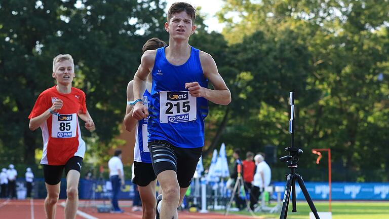 Lennart Rössler (vorne) lief in Hannover in 9:32,63 Minuten eine neue persönliche Bestzeit über 3000 Meter.