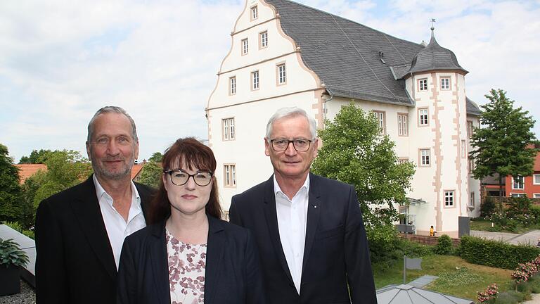 Den Blick aus dem Fenster seines Büros auf die alte Amtsvogtei (im Hintergrund) wird der bisherige Vorstand der Volksbank-Raiffeisenbank Gerolzhofen,&nbsp;Hubert Zinkl (rechts), vermissen. Für ihn begann am 1. Juni der Ruhestand. Seine Nachfolgerin ist Jutta Ackermann, die zusammen mit Vorstand Klaus Henneberger (links) die Bank als Vorständin leiten wird. Henneberger folgt Zinkl Ende 2022 dann ebenfalls in den Ruhestand.