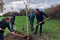 Die erste von 50 Jubiläumskirschen wurde bei Brebersdorf (Gemeinde Wasserlosen) von Kreisfachberaterin Brigitte Goss, Baumschulmeister Alfons Weiglein, Landkreisgärtner Peter Zeißner und Landrat Florian Töpper (von links) gepflanzt.