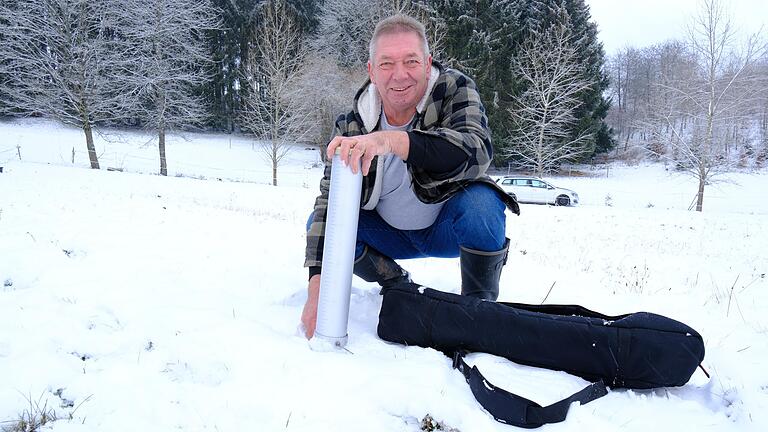 Schneemelder Manfred Markert misst in Bischofsheim Schneehöhen für den Deutschen Wetterdienst und das Bayerische Landesamt für Umwelt. Auf einer Pferdekoppel oberhalb der Stadt nimmt er regelmäßig Proben.