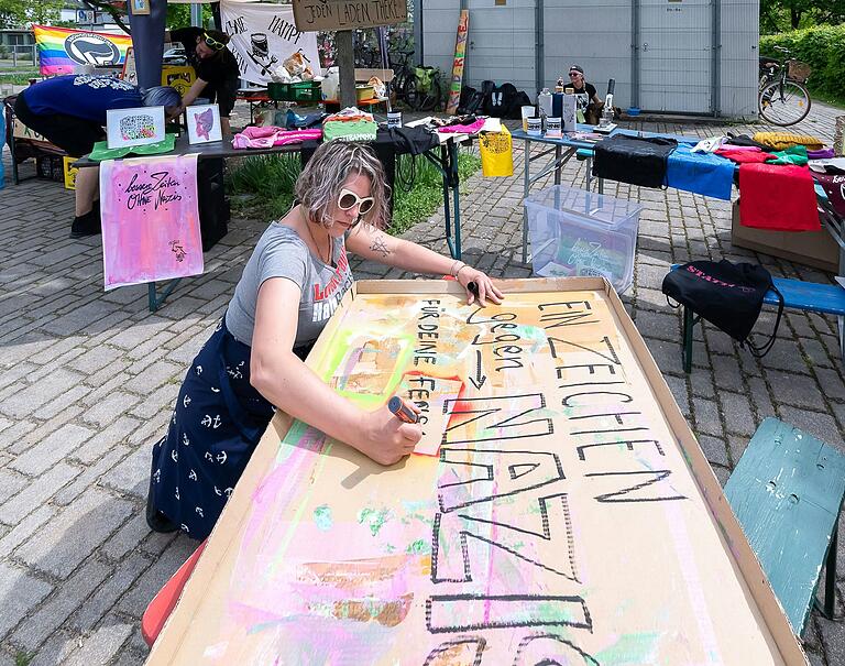 Am 1. Mai hatte eine große Gruppe Schweinfurter Vereine ein buntes Familienfest vor der Neonazi-Kleinstpartei Dritter Weg veranstaltet, um für Freiheit, Vielfalt und Toleranz einzustehen.