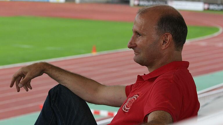 Martin Halbig sitzt entspannt auf der Tribüne des Sachs-Stadions in Schweinfurt.