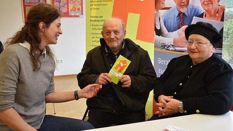 Insa Semmel, Wohnberaterin der Stadt Würzburg, berät ab sofort auch vor Ort auf dem Heuchelhof. Stella Vinetska und Genadiy Likser gehören zu ihren ersten Klienten.