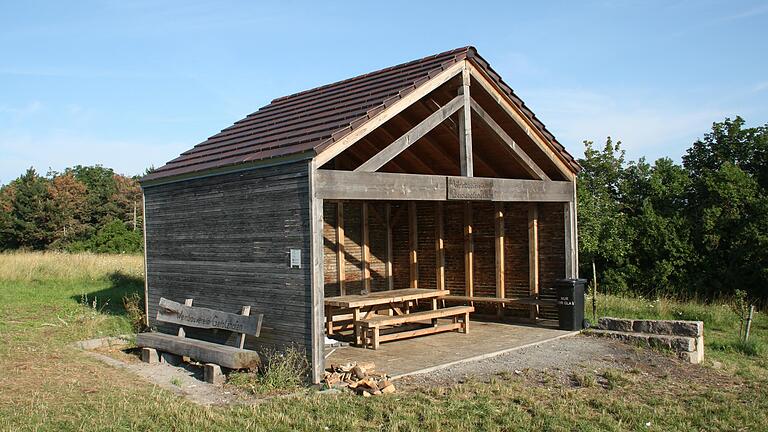 Der vom Weinbauverein Gerolzhofen auf dem Kappelberg oberhalb der Stadt errichtete Pavillon ist zuletzt häufiger das Ziel von Feiernden gewesen. Leider wurden dort danach zuletzt regelmäßig Unrat und Müll hinterlassen. Der vom Weinbauverein Gerolzhofen auf dem Kappelberg oberhalb der Stadt errichtete Pavillon ist zuletzt häufiger das Ziel von Feiernden gewesen. Leider wurden dort danach zuletzt regelmäßig Unrat und Müll hinterlassen.