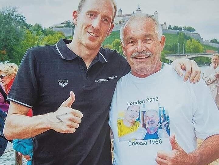 Sein Vorbild: Otto Knarr mit dem ehemaligen Langstrecken-Schwimmer Thomas Lurz (SV 05 Würzburg).