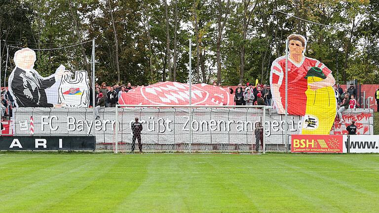 Fans des FC Bayern München II zeigten vor dem Fußball-Regionalligaspiel beim TSV Aubstadt ein Spruchband. Kurz darauf flogen Bananen aufs Spielfeld. Und das alles am Tag der Deutschen Einheit.&nbsp;