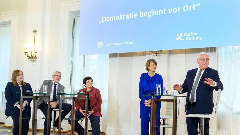 Statement über Frauen in der Kommunalpolitik von Elke Büdenbender. Von links: Lena Weber, Bürgermeisterin von Hermeskeil (Rheinland-Pfalz); Herbert Pieper, Bürgermeister von Wahrenholz (Niedersachsen); Sigrid Schumacher, Bürgermeisterin von Zernitz-Lohm (Brandenburg), Elke Büdenbender und Bundespräsident Frank-Walter Steinmeier.