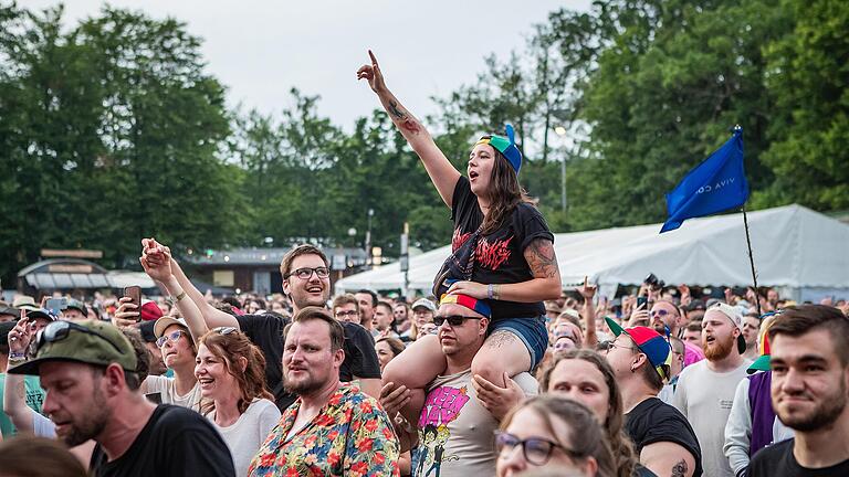 Tausende Festivalgäste feierten friedlich zu ihren Lieblingsbands.       -  Tausende Festivalgäste feierten friedlich zu ihren Lieblingsbands.