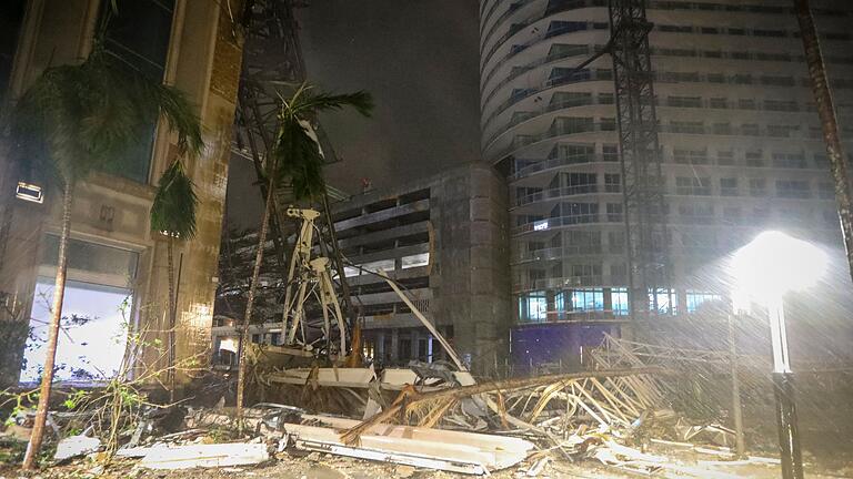 Hurrikan &bdquo;Milton&rdquo; - Florida       -  In St. Petersburg in Florida ist ein Kran an einer Baustelle auf eine Straße gestürzt.