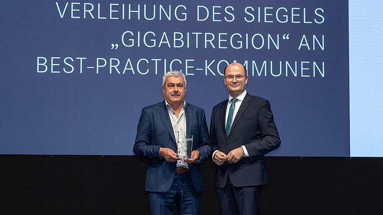 Als eine von bayernweit fünfzehn 'Best-Practice-Kommunen' durfte Bürgermeister Thomas Benkert für die Gemeinde Erlabrunn bei einer zentralen Veranstaltung in Regensburg die Auszeichnung mit dem Gigabit-Siegel durch Bayerns Finanzminister Albert Füracker in Empfang nehmen.