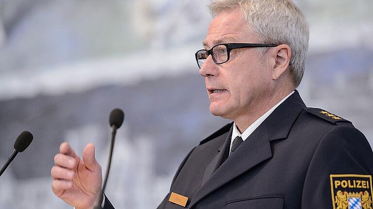 Führungswechsel bei der Polizei in Würzburg - Der neue Direktor der Würzburger Polizei Klaus Böhm beim Festakt zur Verabschiedung seines Vorgängers Walter Ehmann seine Antrittsrede. Foto: Daniel Peter Führungswechsel bei der Polizei in Würzburg - Der neue Direktor der Würzburger Polizei Klaus Böhm beim Festakt zur Verabschiedung seines Vorgängers Walter Ehmann seine Antrittsrede. Foto: Daniel Peter