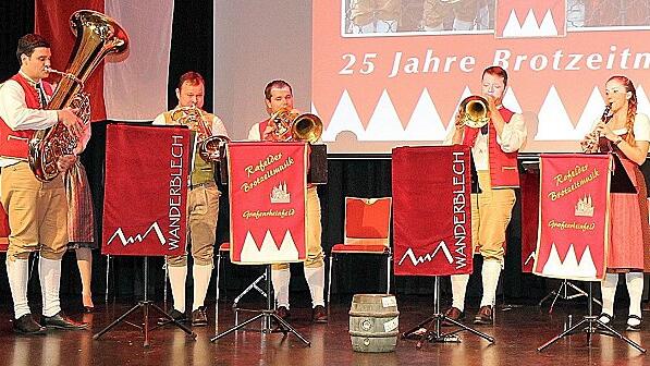 Mit einem stimmungsvollen Fränkischen Abend feierte die Rafelder Brotzeitmusik im Kreis musikalischer Freunde ihr 25-jähriges Bestehen in der Kulturhalle.