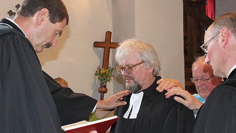 Dekan Jürgen Blechschmidt (links) führte Pfarrer Friedrich Bodo Bergk als neuen Pfarrer der evangelischen Kirchengemeinden Oberhohenried und Römershofen ein. Dekan Jürgen Blechschmidt (links) führte Pfarrer Friedrich Bodo Bergk als neuen Pfarrer der evangelischen Kirchengemeinden Oberhohenried und Römershofen ein.