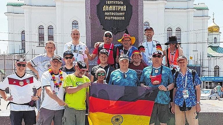 WM-Fangruppe in Rostow mit Rhöner Beteiligung: Dieter und Hilde Hohmann aus Hammelburg (an der Deutschland-Fahne links) sowie Günter Kühnlein aus Schondra (zweiter von links in der obersten Reihe).