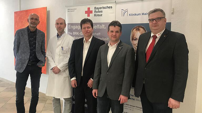 Die Kooperationspartner des Projekts Schlaganfall-Helfer im Landkreis Main-Spessart (von links): Heino Gövert (Zentrum für Aphasie und Schlaganfall Unterfranken), PD Dr. med. Peter Kraft (Chefarzt Neurologie, Klinikum Main-Spessart), Elmar Stegmeier (Deutsche Schlaganfall-Hilfe), Florian Schüßler (Leiter Soziale Dienste, BRK Kreisverband Main-Spessart), Thomas Schlott (Kreisgeschäftsführer, BRK Kreisverband Main-Spessart).