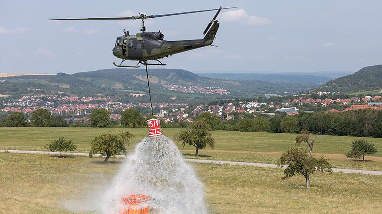 Knapp daneben: Beim Lehrgang der Staatlichen Feuerwehrschule versucht ein Hubschrauberpilot das Löschwasser in einem Auffangbehälter unterzubringen.