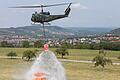 Knapp daneben: Beim Lehrgang der Staatlichen Feuerwehrschule versucht ein Hubschrauberpilot das Löschwasser in einem Auffangbehälter unterzubringen.