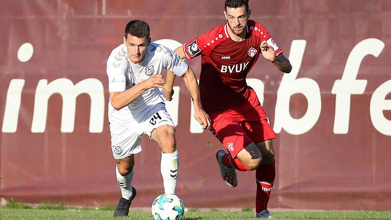 Auf dem Feld spielen sie gegen- außerhalb des Platzes miteinander: Der TSV Aubstadt (links im Bild: Ben Müller) und der FC Würzburger Kickers&nbsp;(rechts, Luca Pfeiffer).