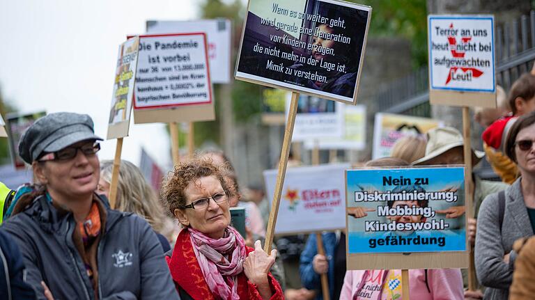 Eine Demonstration der 'Gruppe ElternStehenAuf' im Oktober vor dem Würzburger Landratsamt.