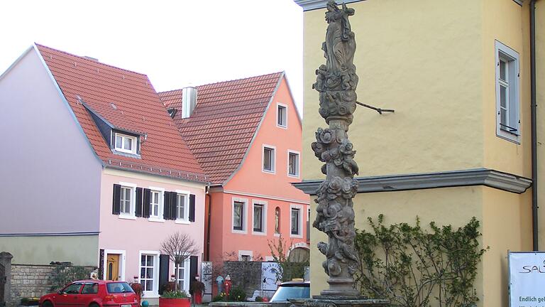 Die Mariensäule aus dem Jahr 1710 am historischen Rathaus von Frickenhausen soll nun restauriert werden. Wegen Schäden im Sandstein wurden vor Jahren schon die Erzengelfiguren abgebaut und eingelagert. Bürger sind bereit, für die Wiederherstellung zu spenden.&nbsp;